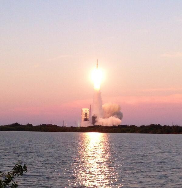 Stratocumulus's tweet image. RT @Rocketheels: How to make a sunset even more breathtaking...add a rocket launch! #DeltaIV #GEM60