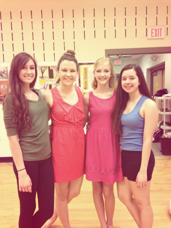 Sabrinasmithhh's tweet image. Uglie girls that I hate lots #toomanypics #toolittletime