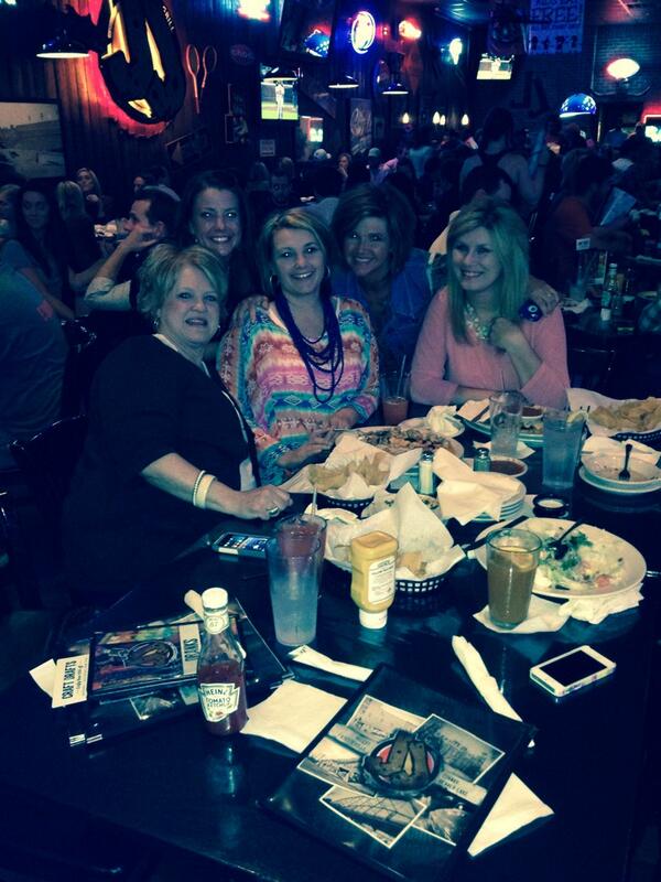 99Bunting's tweet photo. Dinner with my faves http://t.co/2KkoHW1Bm1