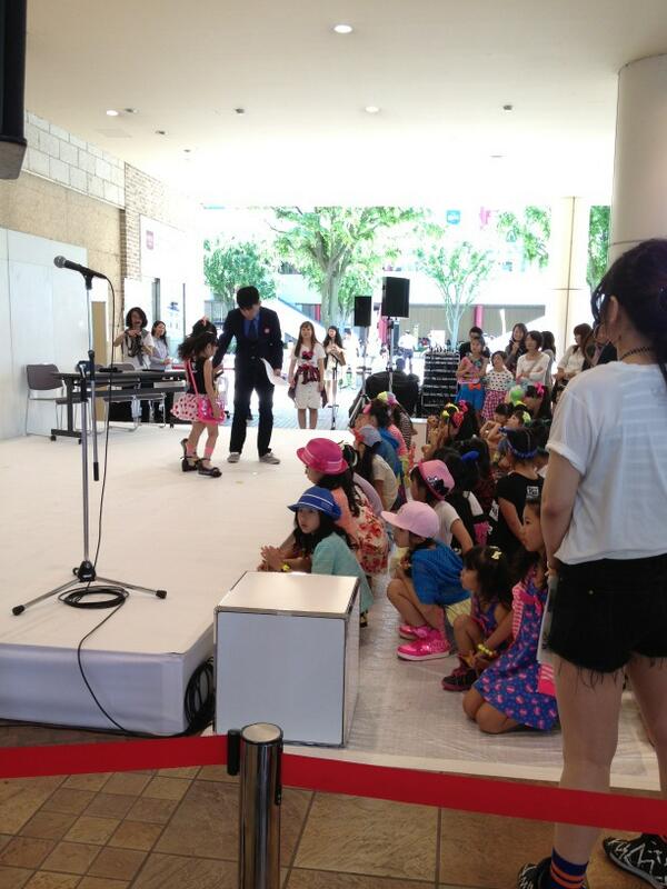 youchanmay's tweet photo. 海老名で子供ファッションショーみたいなのやってる。みな生意気そうだ（笑） http://t.co/25f6DmpFwh