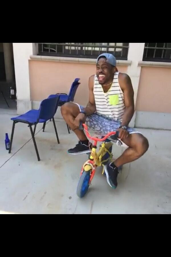 Roster_Obsidia's tweet photo. @BrokyBrawks qui fait du vélo 😂😂😂 http://t.co/RlK2ycds0a