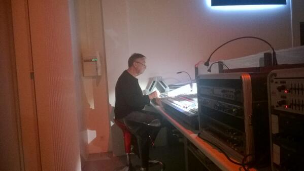 Alain est aux lumières. Venez nombreux ce soir à la rue pour le MARIAGE FORCÉ de Molière