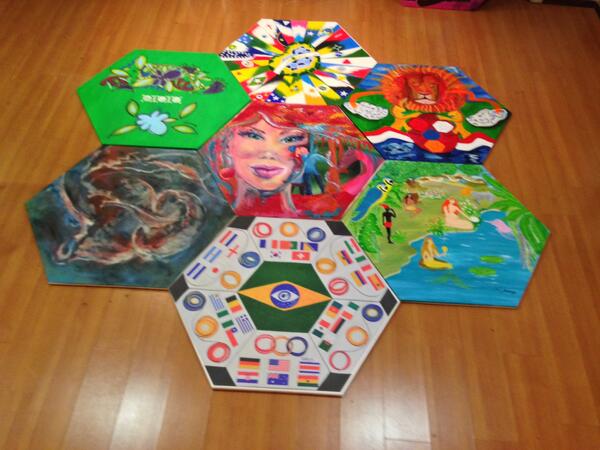 Une de mes toiles au #Bresil assemblées pour le #showdebola2014 est au milieu de magnifiques oeuvres de d'artistes ! http://t.co/b5FMuOg1Cl