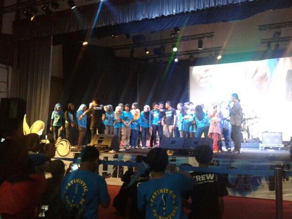 About_Fatin's tweet photo. Perwakilan regional naik keatas panggung ngerayain ultah FK, dgn begitu selesai sudah konser #FatinisticForFatin http://t.co/AKhhljJHfI