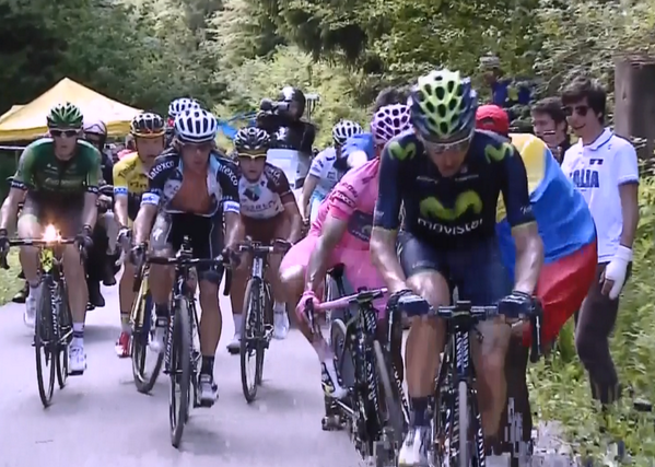 Movistar_Team's tweet photo. Por favor, aficionados del #Giro: NO TOCAR A LOS CORREDORES. A punto de caer @NairoQuinCo. http://t.co/b086Itz2MB