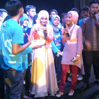 <a href="/FatinSL/">Fatin Shidqia Lubis</a> bersama host @FP_fifi <a href="/alfarabhyago/">Imam Alfarabhy Ago</a> dan seluruh <a href="/FatinisticKRWG/">Fatinistic KARAWANG1</a> merayakan ultah karawang di atas panggung