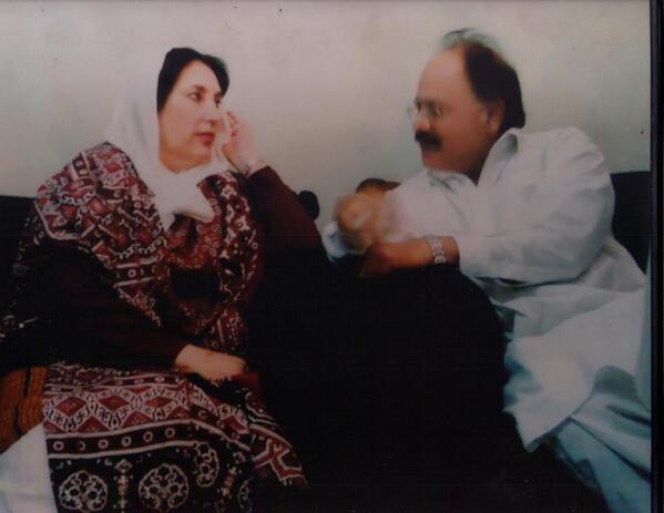 PPPKotdiji's tweet photo. Manzoor Hussain Wassan With #SMBB at sukkur airport . when she came first time after exile. #OCT2007 @BBhuttoZardari http://t.co/NVY9744XNG