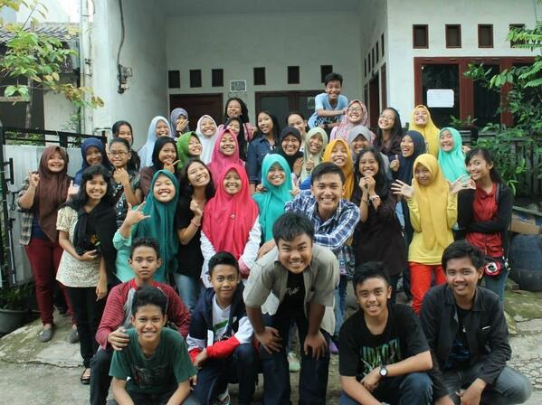 OfficialNight_'s tweet photo. Terimakasih untuk hari ini 98! Maaf bue rumahnya kita bikin berantakan ehe<3 http://t.co/mx0k9zjuBl