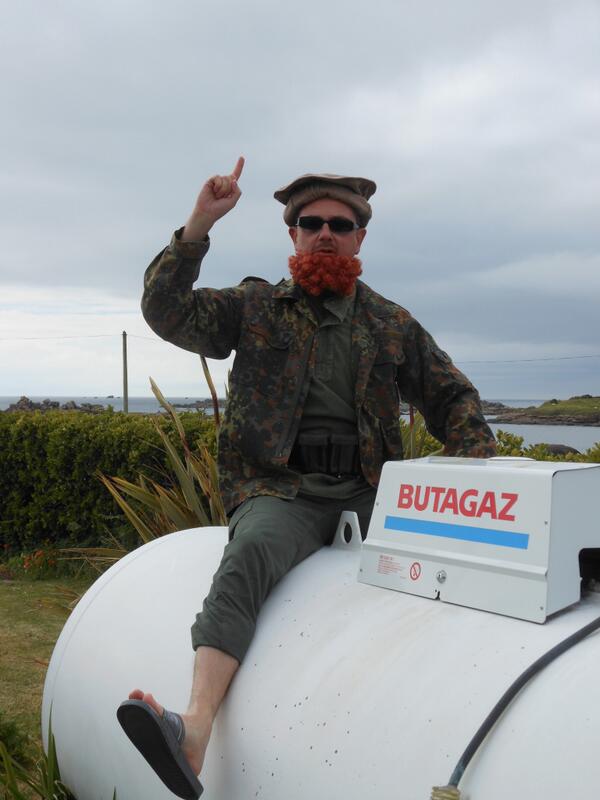 Le bonjour de Steven le Troudec'h (alias Abdelkader ben Charmouta) en week-end dans un camp d'entraînement breton.
