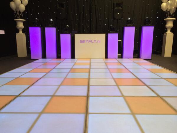 Vandaag sta ik met de exclusieve <a href="/skyflynl/">SKYFLY DJ shows</a> show incl led dansvloer in Beesd op de bruiloft van Jeroen en Jose.