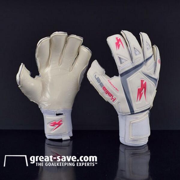 Goalkeeper010's tweet photo. Kaliaaer #GloveSpy http://t.co/f55K0kN8IT