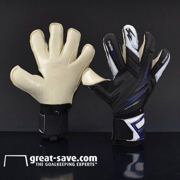 Goalkeeper010's tweet photo. Kaliaaer #GloveSpy http://t.co/JKc9YQaSYK