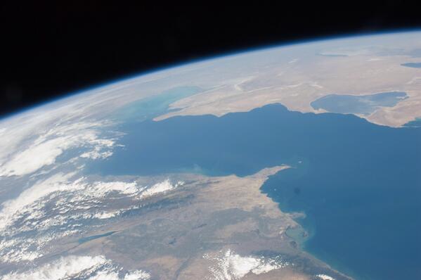AstroHardin's tweet photo. #ISS over Azerbaijan. #CaspianSea #AbsheronPeninsula #Turkmenistan #Kazakhstan #NASA #Space http://t.co/KhJ8b1HacZ