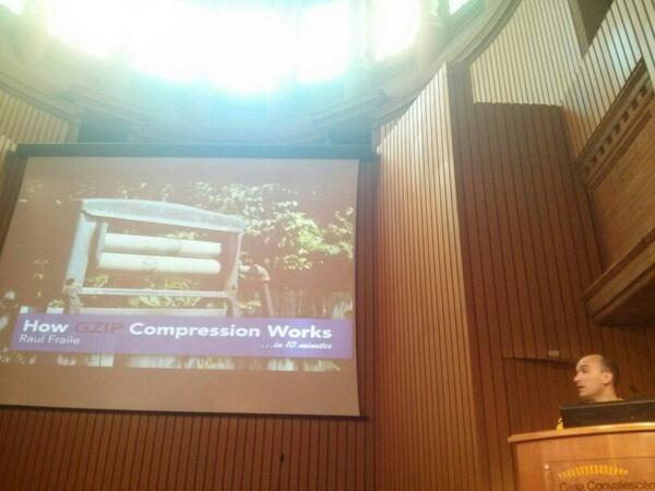 symfony_vlc's tweet image. .@raulfraile nuestro primo hermano nos habla de #GZIP ;-) en #desymfonyday