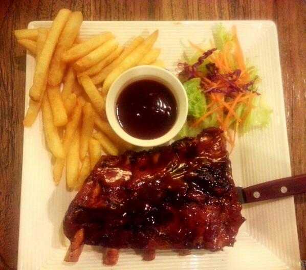 NonaFeli's tweet photo. Pilihan tepat dikala lapar malam ini adl "Baby Back" ~ @CarnivorTMC PIK #enakbanget ♡ #bukantweetberbayar http://t.co/PCYauxJPUh