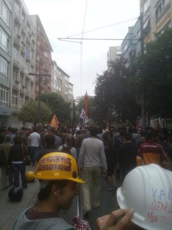 140journos (@140journos) on Twitter photo 19:44 #İstanbul #Kadıköy Bahariye Cd. - Boğaziçi Köprüsü'ne yürüme kararı alındı. via <a href="/ceeemarslan/">Cem Arslan 🌻</a> 19:44 #İstanbul #Kadıköy Bahariye Cd. - Boğaziçi Köprüsü'ne yürüme kararı alındı. via <a href="/ceeemarslan/">Cem Arslan 🌻</a>