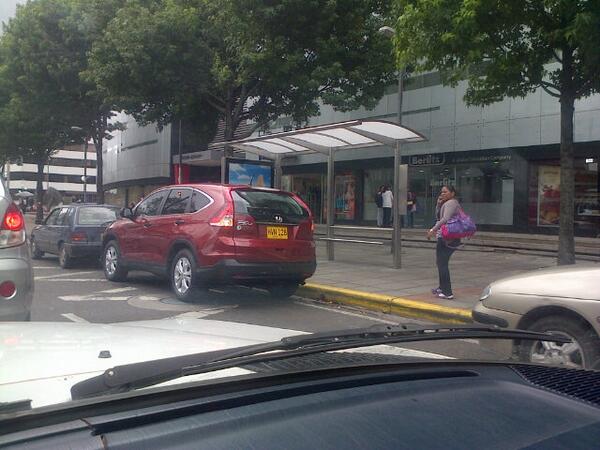 soharoma's tweet photo. Divinos ellos estacionados en el paradero de la 88 con 15 y los buses del SITP y los pasajeros haciendo maromas http://t.co/EDW4xyHMQI