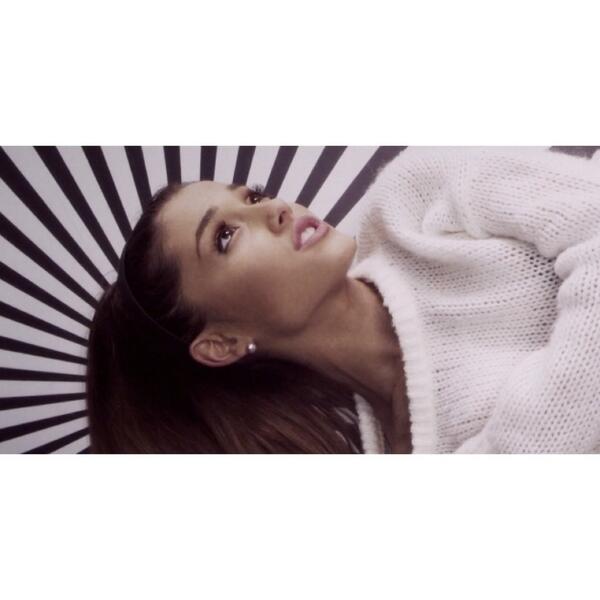 CarolineButera's tweet image. 2 AND A HALF HOURS LEFT ! KEEP WATCHING AND REFRESHING 😊 #WatchProblemOnVEVO #ProblemBreakVevoRecord