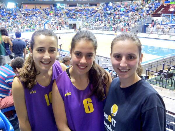 alba_florido's tweet photo. Despues de entrenar a ver al unicaja #playoff #Ifeelunicaja http://t.co/PKoLzFyWqc
