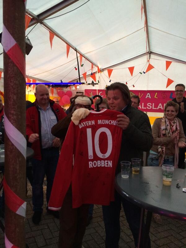 Wauw!!! Het shirt van <a href="/OfficialARobben/">Arjen Robben</a> verkocht voor <a href="/Music4Air/">Music 4 air</a> !! Opbrengst €400!!! Thanks Arjen!