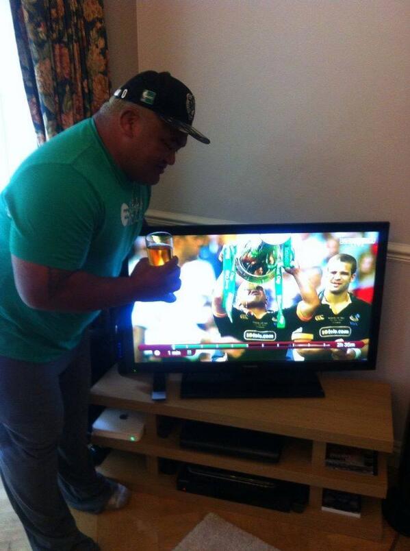 Rugbydump's tweet image. Samoa and Wasps legend Trevor Leota having a beer while watching himself drinking a few on TV!