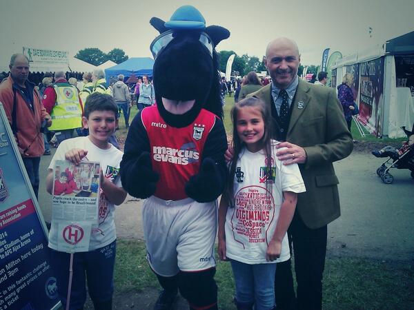 Meeting <a href="/Official_ITFC/">Follow @IpswichTown</a> mascot+Simon Milton at #SuffolkShow , explaining about programming, CoSpace &amp; #robocupjunior