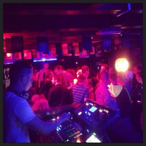 DjRoyNomden's tweet photo. Vanavond en morgen draaien in @Cafedommering !! Volgas partyyyy !! http://t.co/WyqvcOj3Wn