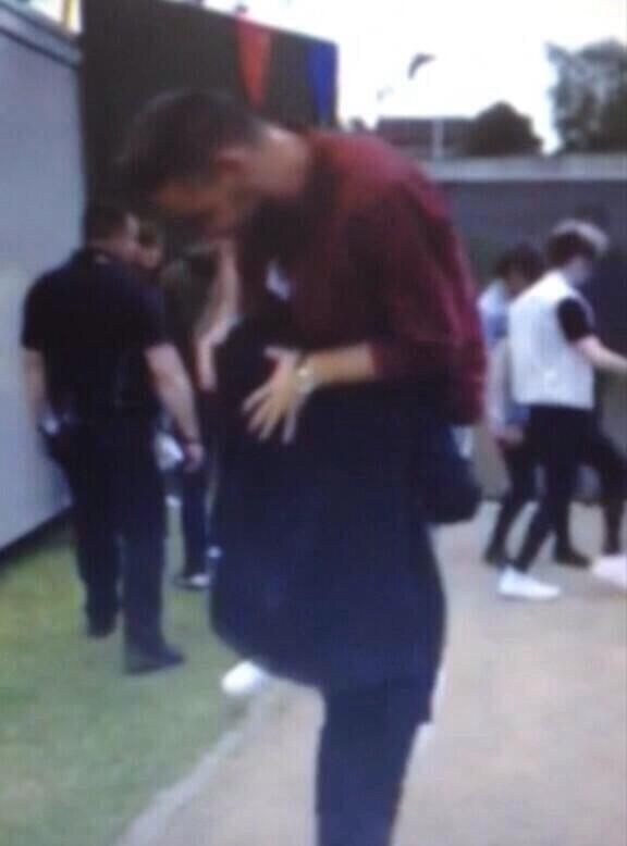 dumbriaz's tweet image. ZAYN CARRYING LIAM