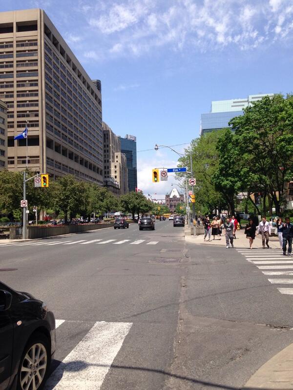 LHExpress1's tweet photo. Green light! Luz verde en #Toronto #Canada sede de los #TO2015 para tus envió hacia #Caracas http://t.co/kIey9iWRMl