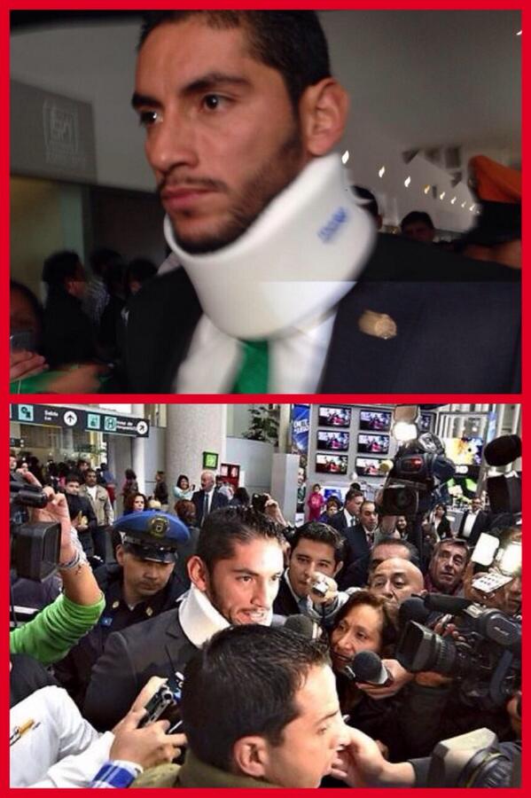 Un fanático nunca está fuera de lugar. Chuy Corona viajó con el Tri a la gira por EU aún con collarín.