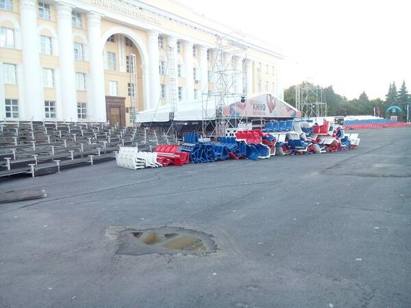 Deep_beige_'s tweet photo. На пл.Ленина идет монтаж сцены и партера для выст-я сводного тысячного хора на закрытии "От всей души" #73reg #uln http://t.co/FPgjbf71x1