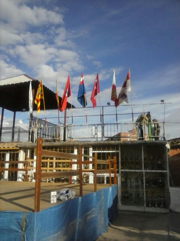 JAVITRITON's tweet photo. Ya huele a memorial en la @_adnaya http://t.co/wImNRASDqS