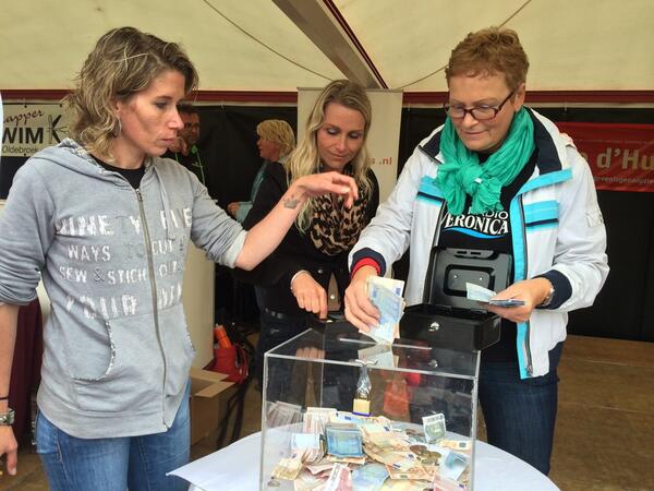 Prachtig resultaat bij Oldebroek op stelten € 15.187,97. Wim Jansen van notariaat Kremer telt het geld. <a href="/ad6/">adnans</a>