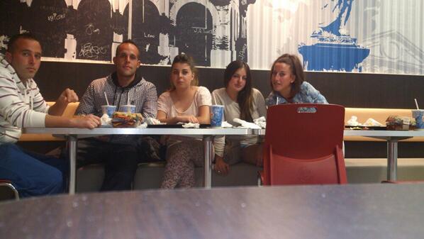 sevi_huesa's tweet photo. Tarde de burguer kin con @marialeivajorda  @15_inma y canas y laura http://t.co/kvY7g0xikl