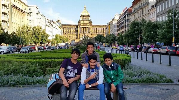 ham0ody_999's tweet photo. Me &amp; my friends 😘 http://t.co/FtrhqkDAQR