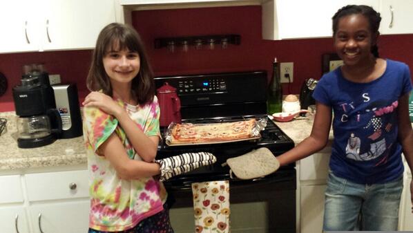 VickieTL86's tweet photo. @HGElementary @MsT_HGE @MsPahl_HGE  tada pizza from garden. Little chefs used basil, onion &amp; tomatoes! #yummy http://t.co/bNTM3QrnEM