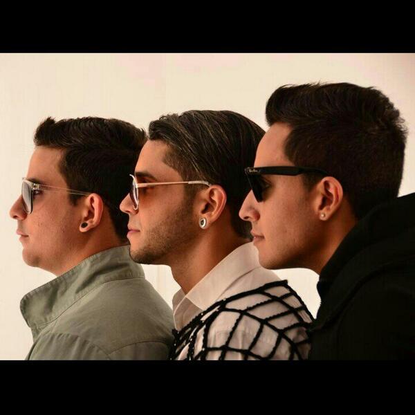 losdukesfans's tweet photo. Aqui los tenemos de perfil a los @dukes_music #Sesiondefoto Tema promocional DAME.. Vamos apoyen al talento nacional http://t.co/28sBxWZiYF