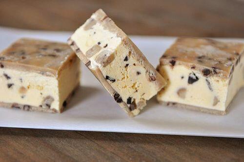 BiglikeFood's tweet photo. Chocolate Chip Cookie Dough Ice Cream Sandwiches http://t.co/3FwMSyOqZP