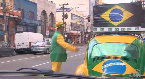 CNNEE's tweet photo. El hincha #1 de Brasil sólo usa ropa con los colores de la bandera brasileña: http://t.co/I3pwcTIBOJ #CNNBrasil2014 http://t.co/Po8dNQxgsJ