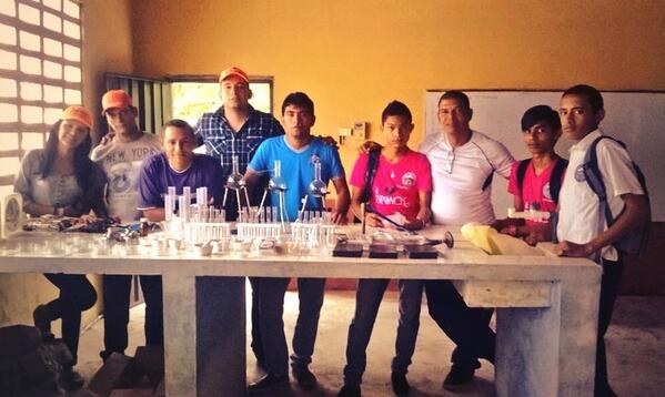 R_Democratica's tweet photo. Hoy en la institución #JoseAgustínMackencie de Caracolicito,donando implementos de laboratorio de química. #SomosRD http://t.co/qiWRYbGtmt
