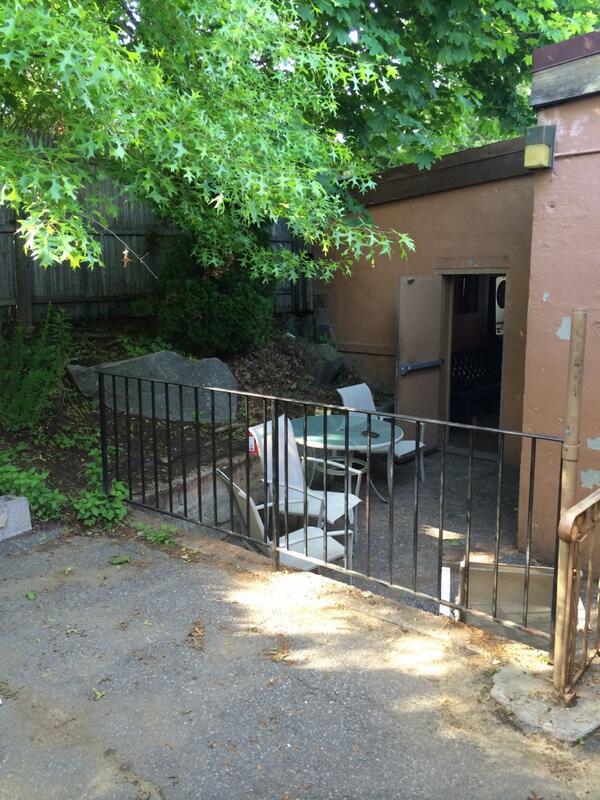 OutsideInnCT's tweet image. Loretta is waiting for all you 1974 peeps to come down for drink prices from 1974! #OutsideInnCt