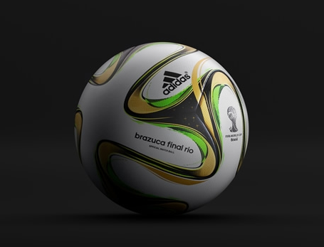 Un fanático controla el balón. Brazuca Final Río será el balón que se usará para la Final de la Copa del Mundo.