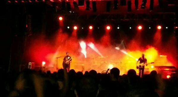 lolarobador's tweet photo. Tributo a U2 y dIRE sTRAITS. Otros colores en Sevilla... #SevillaHoy http://t.co/8ZcPfoSJGx