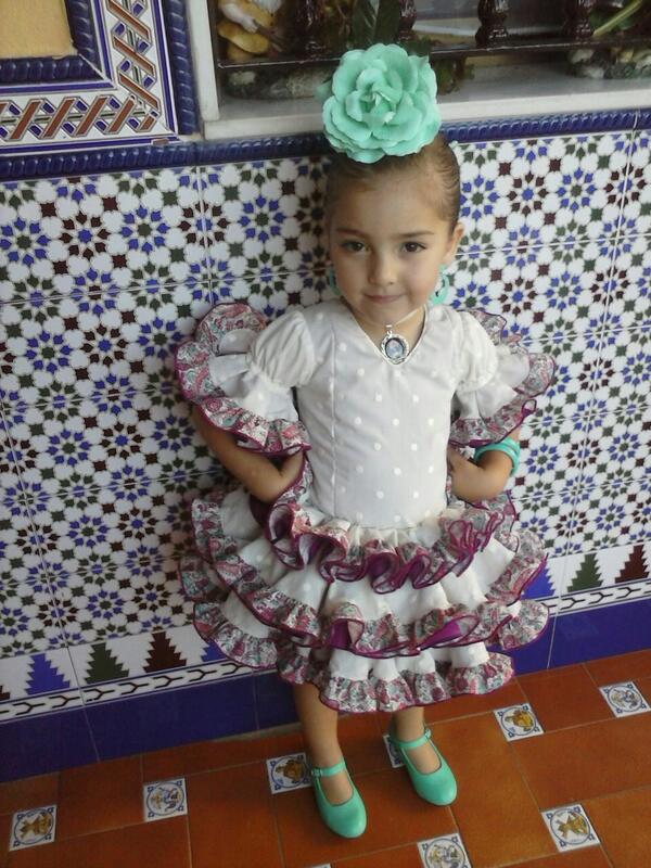 isaamora's tweet photo. "@rocioamoresmora: Mi flamenca guapa para las ofrendas de la Virgen http://t.co/Zi89ioOC1g" wapaaaa