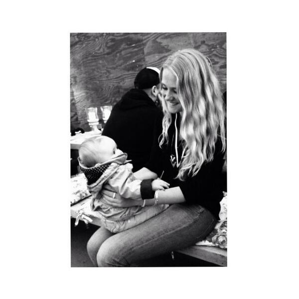 michellejongx's tweet photo. Lieve Yentl #bbq ❤️👶 http://t.co/d93avVz6tH