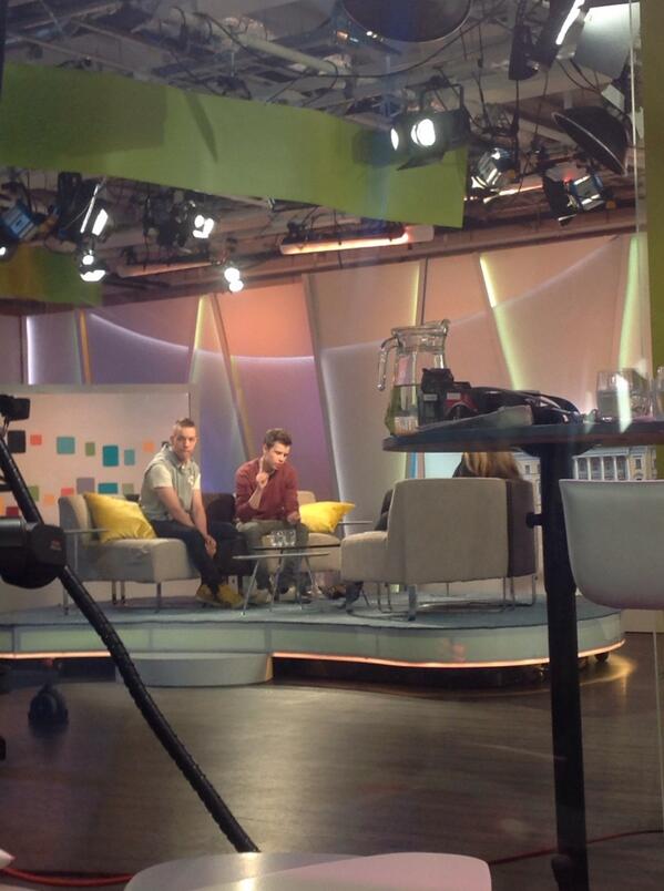 GrowlAgency's tweet photo. Justimus 5 min kuluttua Yle #Aamutv ! http://t.co/h5W1szBfE5