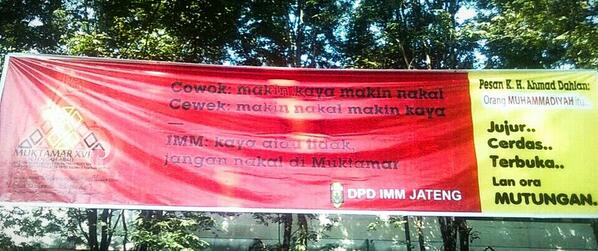 Spanduk unik di #MuktamarIMMXVI "IMM: kaya atau tidak. Jangan nakal di muktamar"