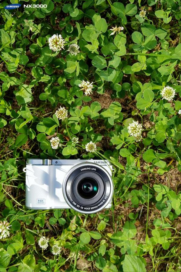 SamsungCamera's tweet photo. Planning a summer picnic? Don't forget your #NX3000! #weekendnearlyhere http://t.co/ipVulNtpM5