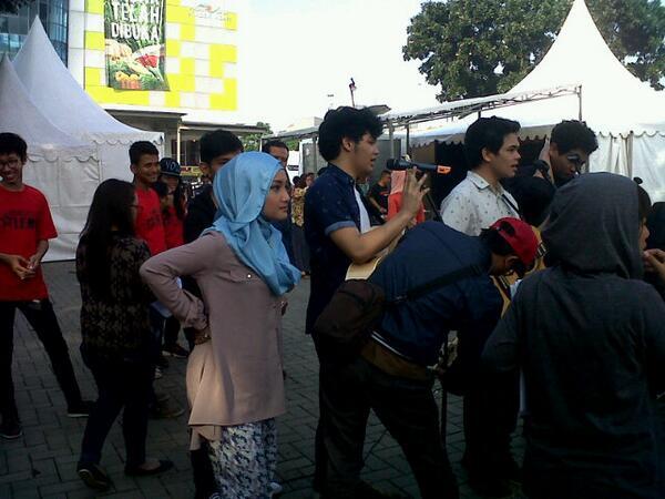 About_Fatin's tweet photo. Pict @FatinSL dan @TheOvertunes di back stage Inbox #FatinOnInboxSCTV cc @Fatinistic http://t.co/d52tCGll6o