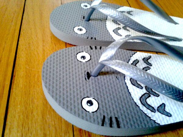 gen_ghibli's tweet photo. Chanclas Totoro ^^ http://t.co/U7ufiFyl3S (vía @todokawaii) http://t.co/hsF8Yx5GX9